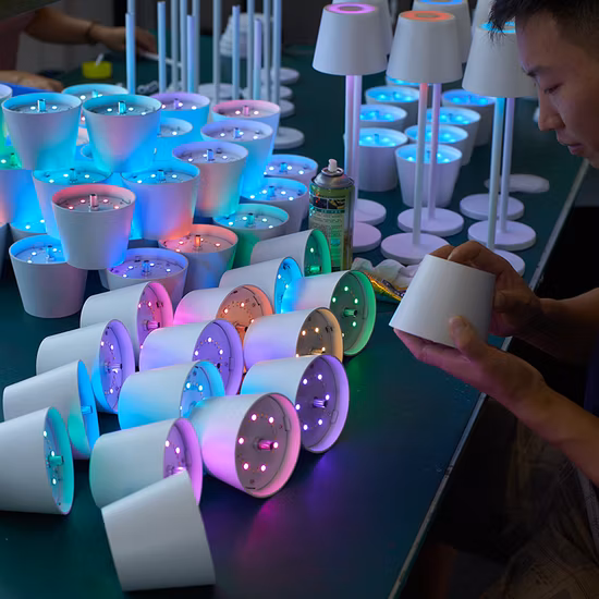 Lampada da tavolo senza fili in alluminio Touch Control Luce decorativa a LED con cambio colore RGB